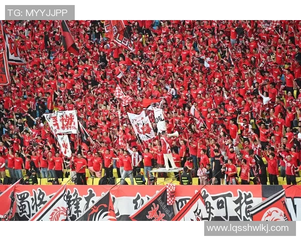 足球明星悠闲散步引发众人围观粉丝热情高涨场面火爆